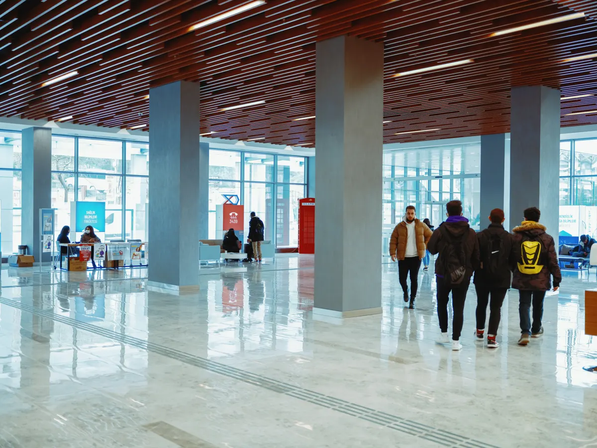 Eingangshalle des Campus